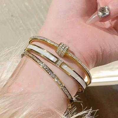 Elegantes Armreif in Goldfarbe mit funkelnden Strasssteinen Glamouröses Armband aus Edelstahl Schmuck für formelle Abendessen von Frauen