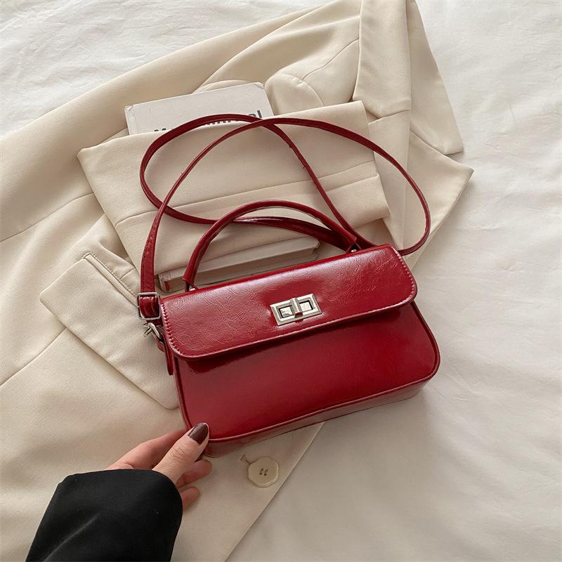 This year's popular small bag women's 2025 new versatile black portable small square bag simple lock shoulder messenger bag