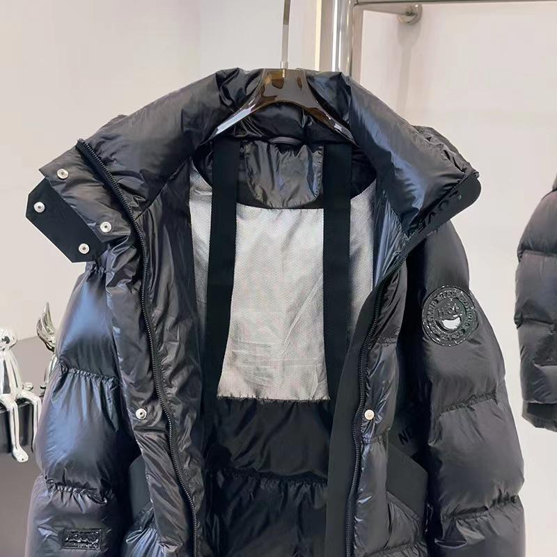 Schwarze und goldene europäische lange Winter-Daunenjacke für Damen