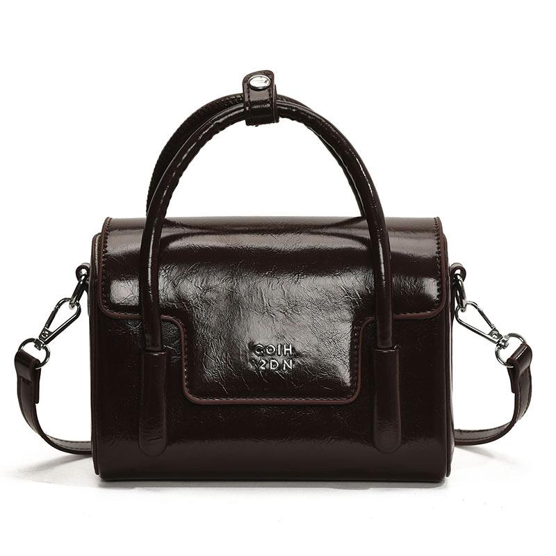 

This year, niche retro portable small square bags are popular, simple oil wax leather, high-end sense, solid color single shoulder messenger women