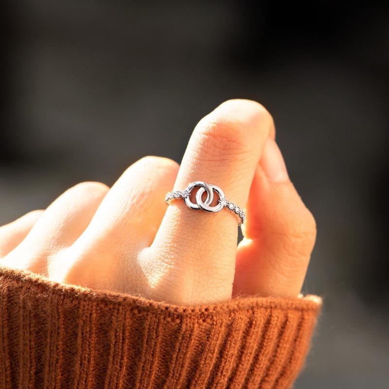 Elegant S925 Sterling Silver Zircon Ring - Women's Fashionable Interlocking Chain Design for Index Finger, European & American Style.