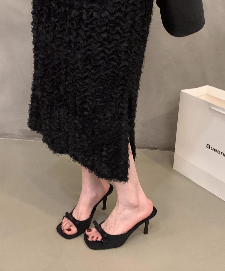 

Летом 2024 года в моду войдет новая фея с квадратной головой, туфлями на высоком каблуке с бантом, тонкими каблуками и босоножками, подчеркивающими женственность. 35 чёрный