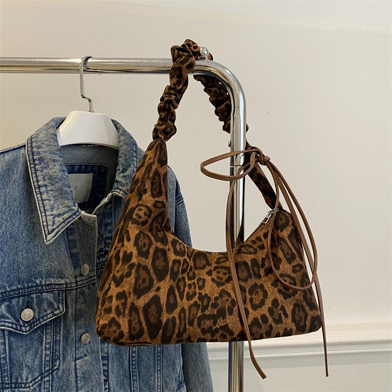 

Autumn and winter super fire niche leopard print bag women s 2025 new retro pleated messenger bag fashion shoulder armpit bag темно-коричневого