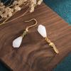 Retro Chinesische Hanfu Ohrringe: Antike Goldwolken & Synthetische Weiße Jade Magnolie