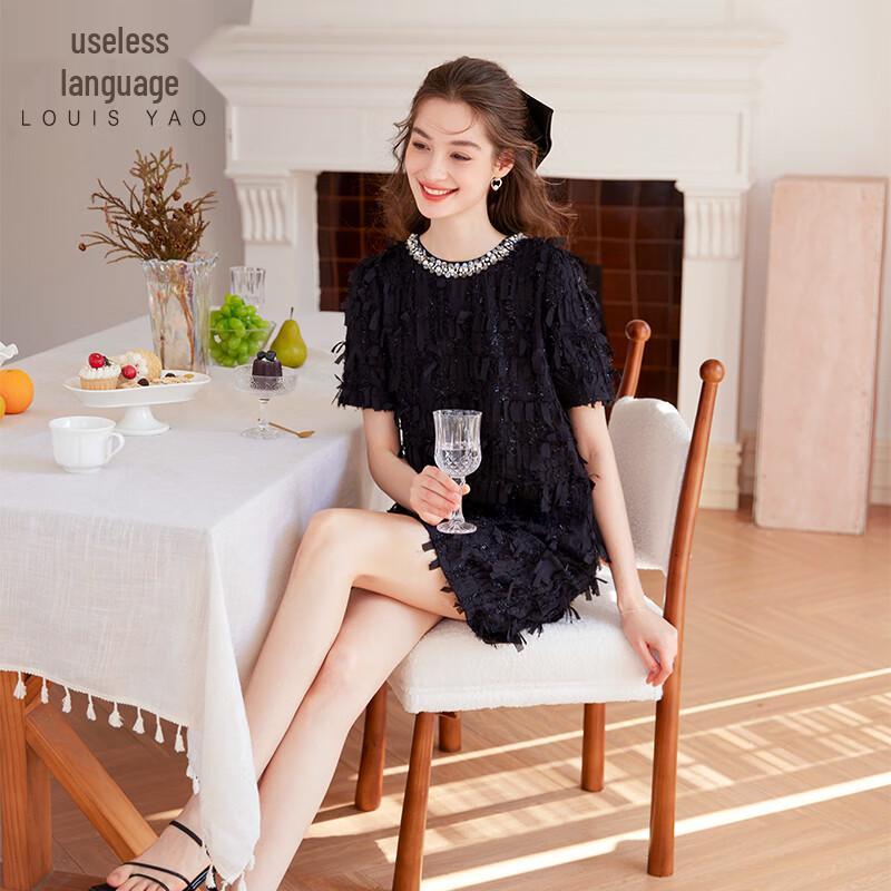 

Элегантное мини-платье А-силуэта с вырезами и пайетками L