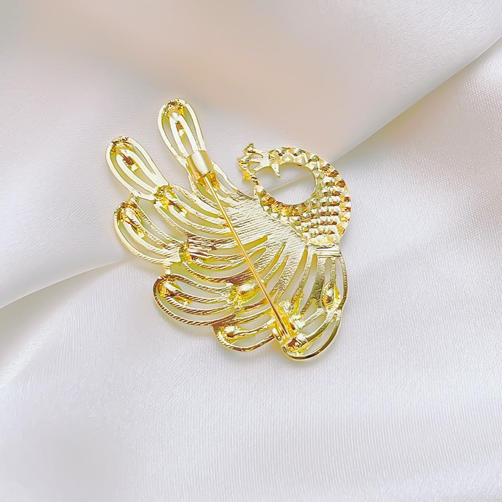 New Green Water Peacock Open Brooch, Feminine, Versatile, Light, Luxurious, High-end,