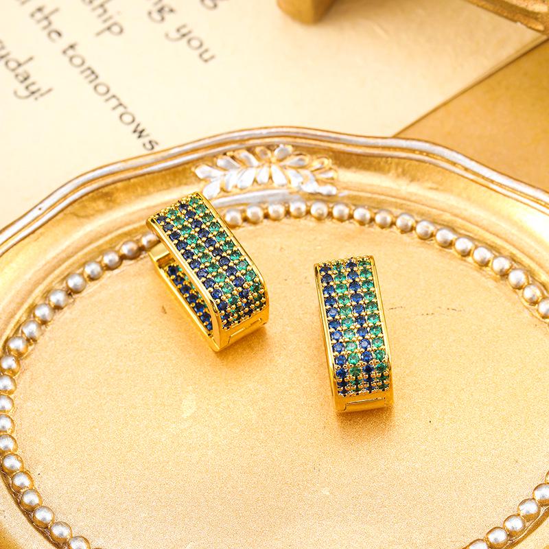 

Европейская и американская мода: Высококлассные циркониевые каффы. Модные серьги простого дизайна.