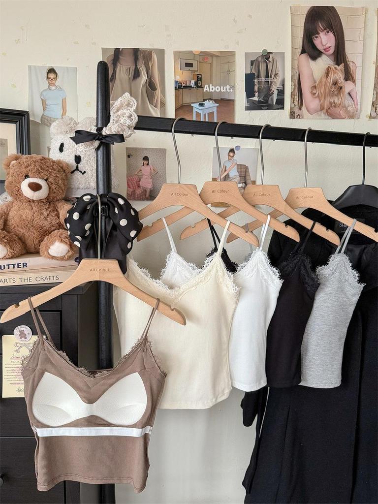 Canottiera bianca aderente da donna petite con scollo a V, bordi in pizzo, coppe preformate e design senza maniche per l'estate.