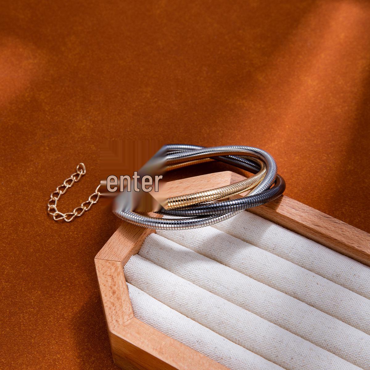 

Трансграничный многослойный металлический чокер Змеиная кость с отстегивающимися элементами: Европейское и американское ожерелье в преувеличенном стиле.