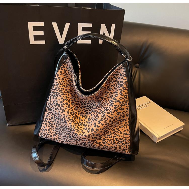 

Backpack women s fashion niche design 2024 new casual street trend schoolbag leopard print lightweight backpack коричневий