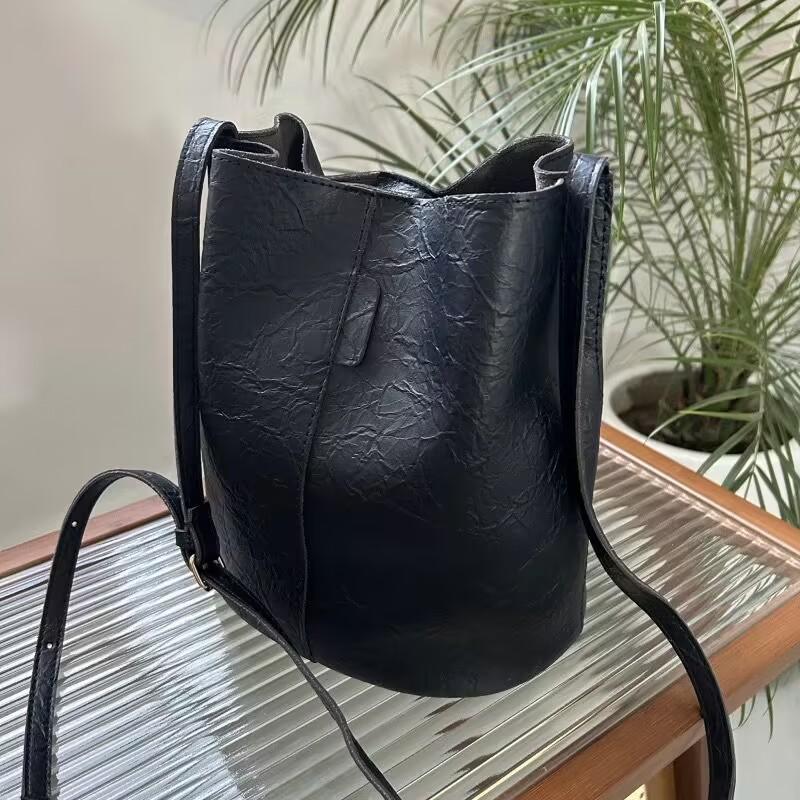 Old large-capacity retro bucket bag female student 2025 new Korean version of fashion trend versatile shoulder messenger bag