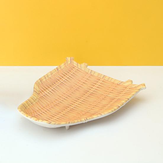 Talíř z imitace bambusu Kulaté hladké okraje Snadno se čistí Talíř odolný vůči vysokým teplotám Ručně tkaný podnos na občerstvení