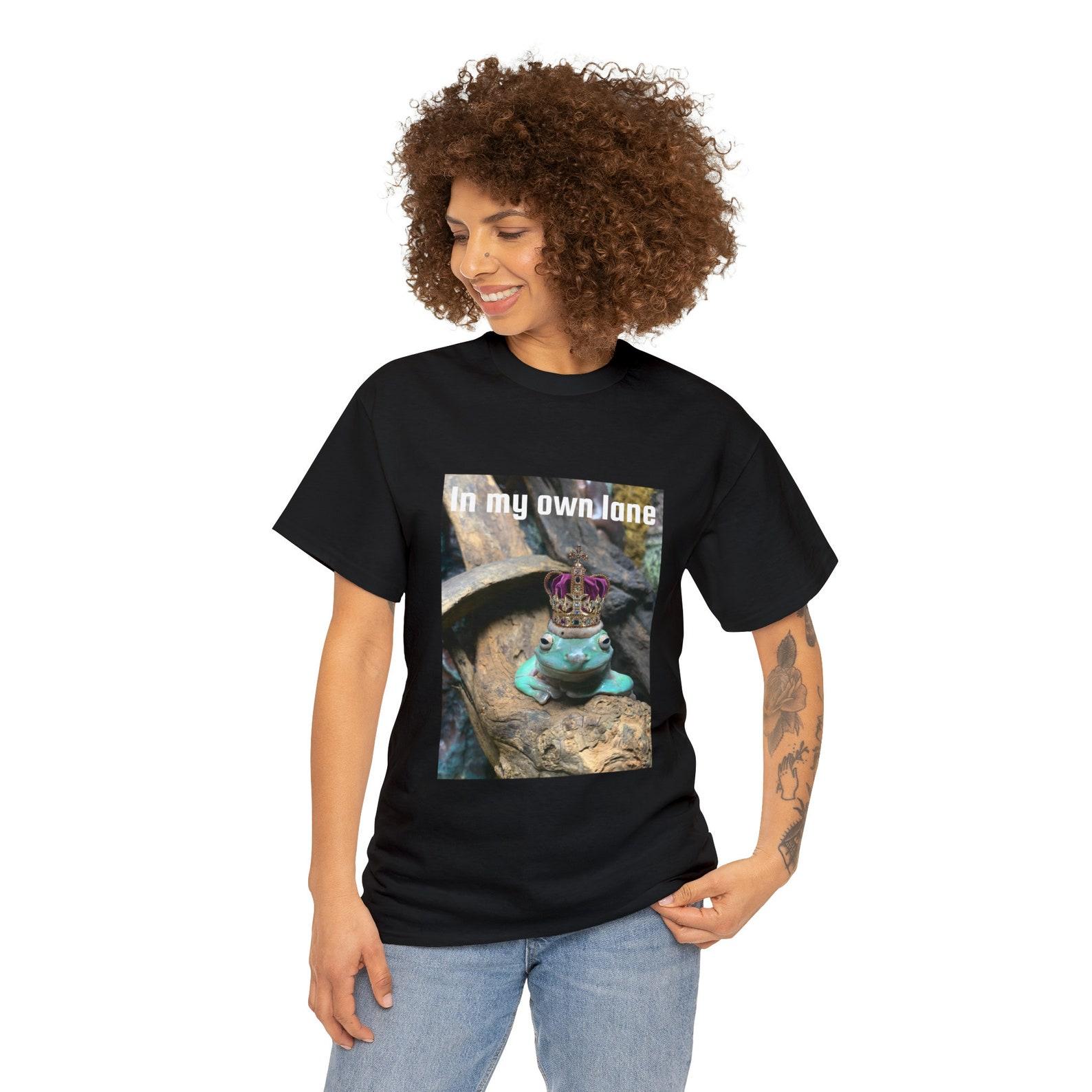 Funny Chill In My Own Lane Unbothered Focused Calm Royal King Crown Frog Amphibian Meme 2023 Meme Cotton T shirt XL