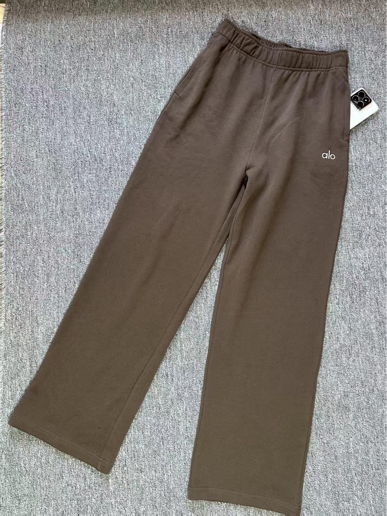 

Now Alo Straight-Leg Sweatpants: Unisex Pure Cotton Terry Cloth, Simple Logo, Casual Sportswear. Medium кофейный