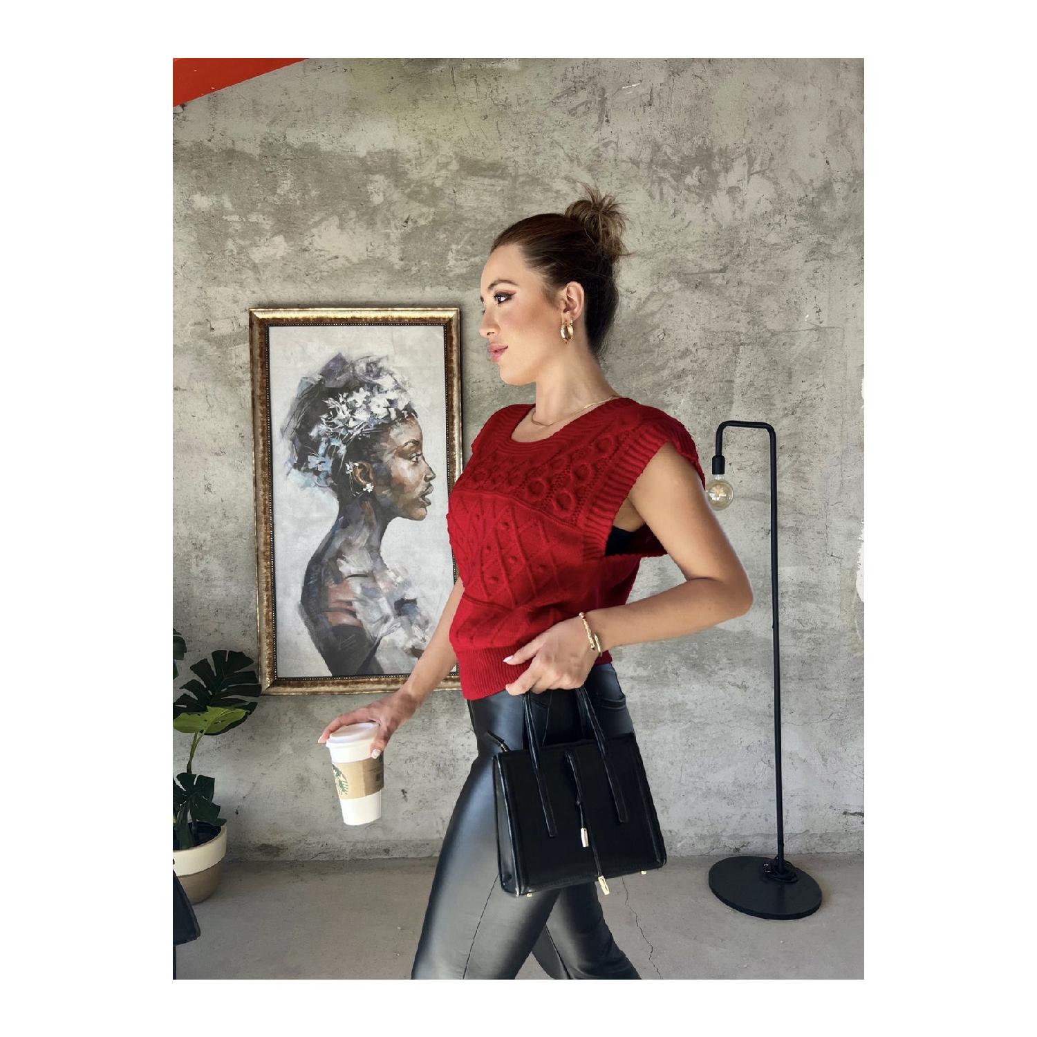 

Женский вязаный свитер с мягким текстурированным квадратным воротником Standart чёрный