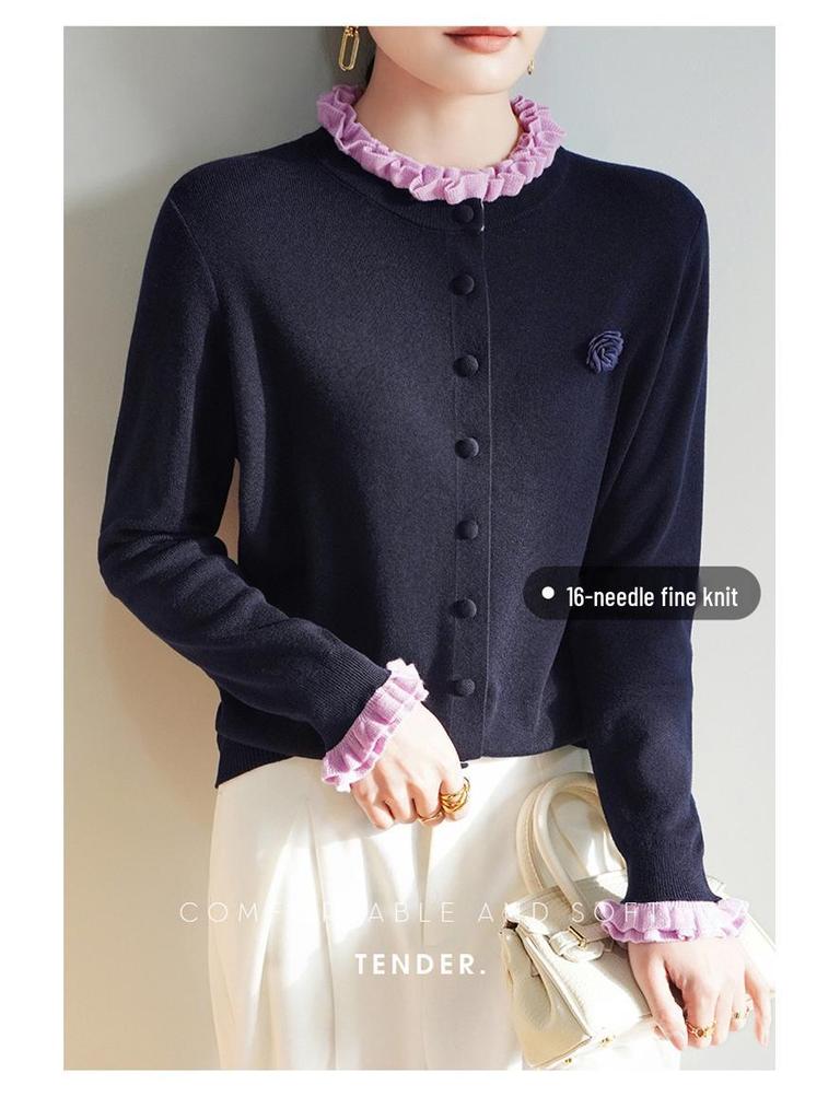 Damen-Cardigan aus gerippter Merinowolle mit Muschelkanten und Rosenstickerei Herbst/Winter 2025