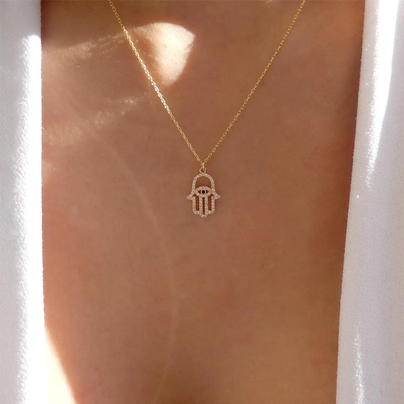 

God s Hand Crystal Necklace European and American Jewelry Simple Demon s Eye Personalized Clavicle Chain Women s Light Luxury