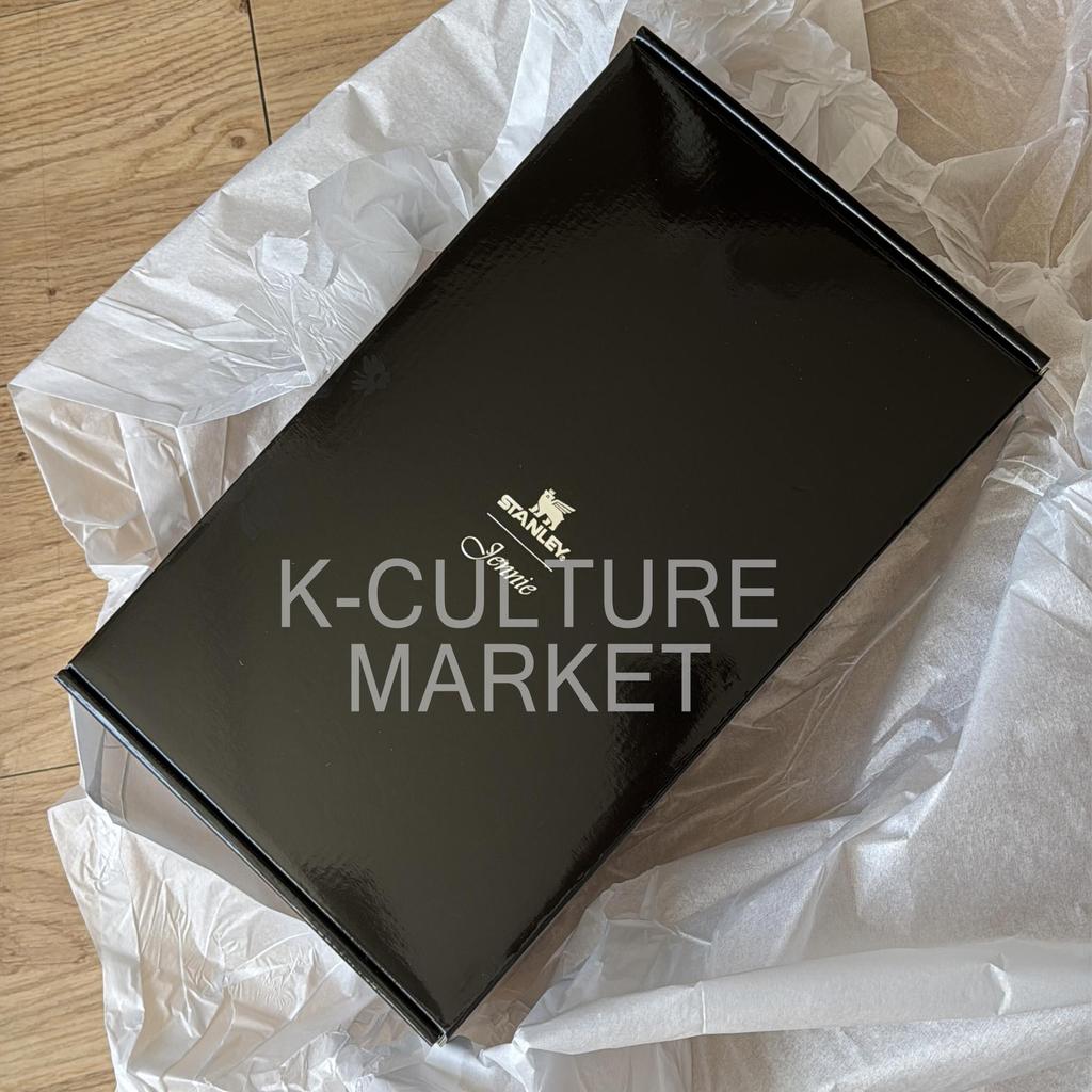 STANLEY 1913 x JENNIE Quencher Luxe Tumbler – Edelstahl Isolierbecher (Mitternachtsrubin, 887 ml), Koreanisch