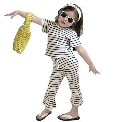 Dziewczęcy T-shirt w paski z krótkim rękawem i lekko rozszerzane spodnie Letnia odzież dziecięca Zestaw dwuczęściowy