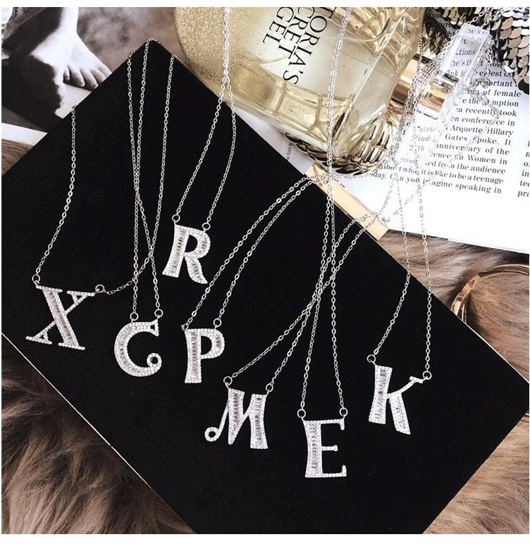 WWJ Collier élégant avec pendentif en zircone cubique brillant avec 26 lettres initiales