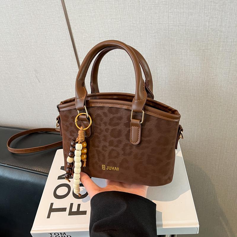 

High value new fashion large capacity tote bag versatile outdoor commuter women s bag foreign style leopard print shoulder armpit bag Without pendant коричневый