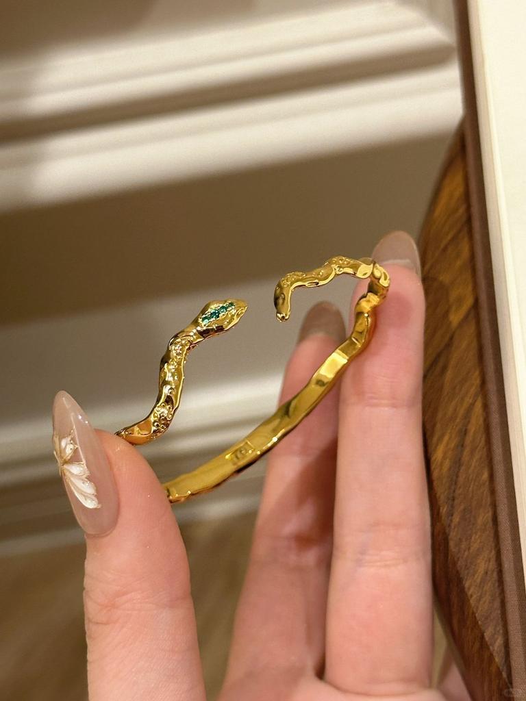 Hot Selling Retro Zodiac Snake Bracelet 2024 New Retro Palace Style Super Heavy Industry Small Gold Snake Bracelet