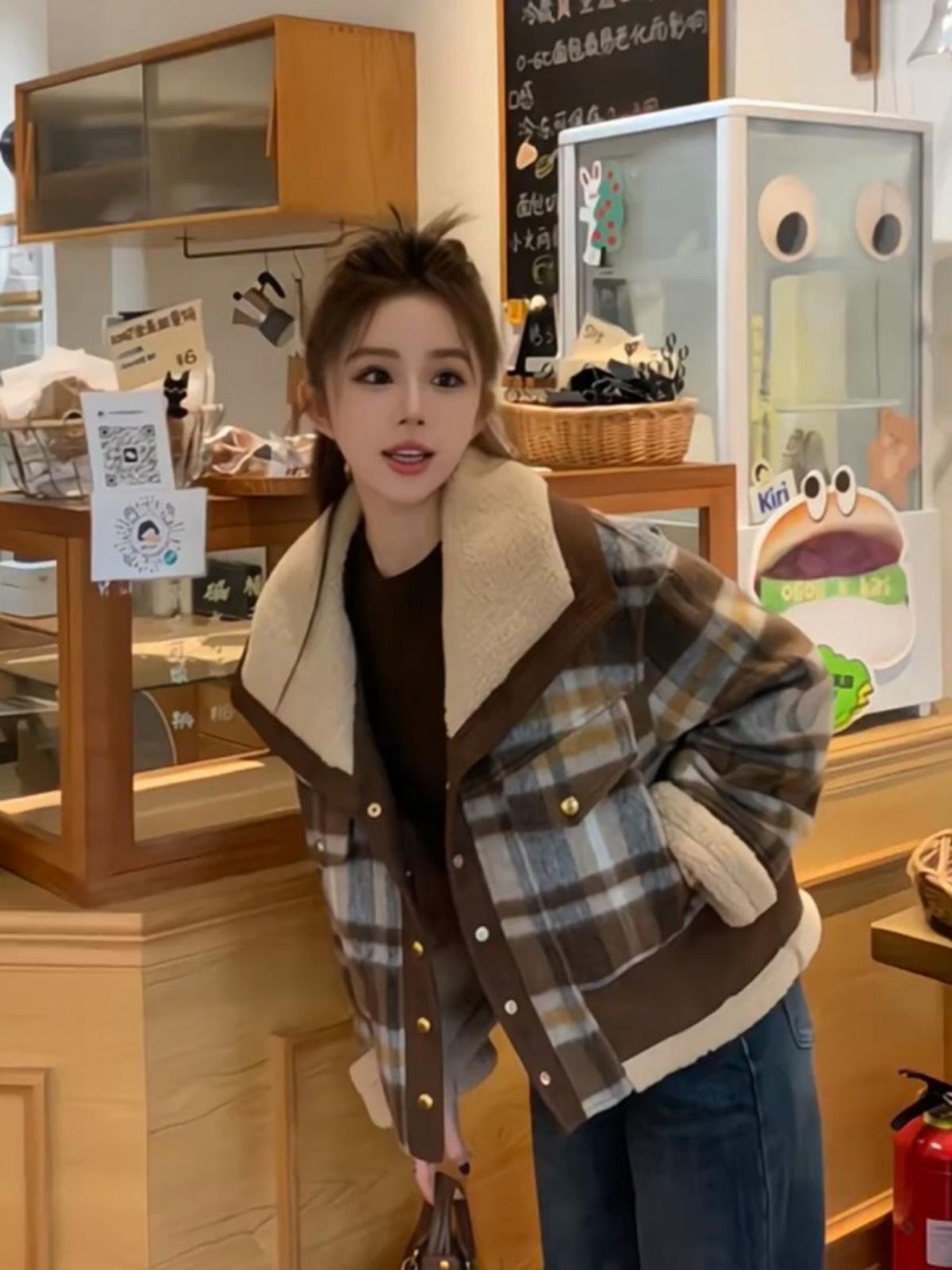 

Женская куртка в корейском стиле в клетку из хлопка с овечьей шерстью - Зимняя новинка 2024, свободная, утолщенная, короткое пальто с цветными блоками. Small