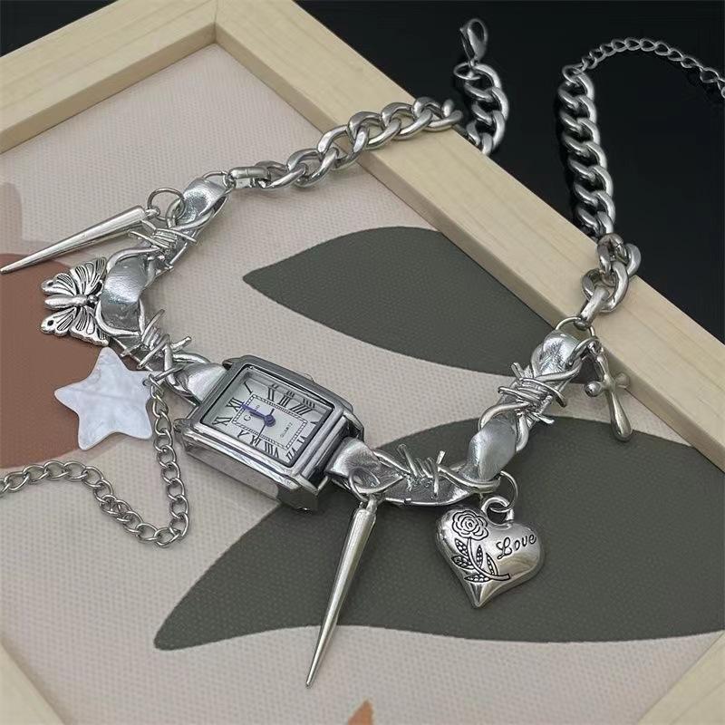 GemChic Kadın Kolye Moda Havalı Sıcak Çivili Retro Saat Yıldız Kelebek Punk Köprücük Kemiği Kolye Doğum Günü Noel Takı Hediye