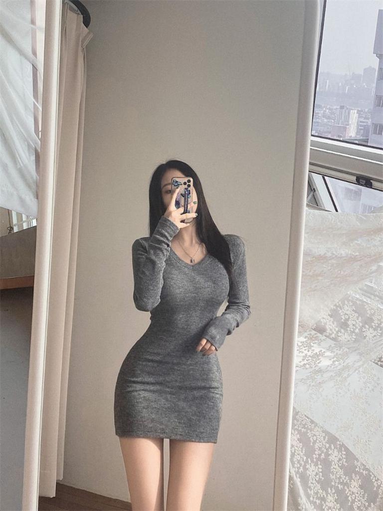 Korean-style fashionable V-neck long-sleeve dress for women, new winter slimming inner layer, sexy hip-hugging short skirt