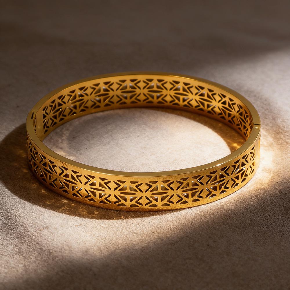Simple Hollow Bracelet, Light Luxury, Niche Women's Bracelet, Flower Shape