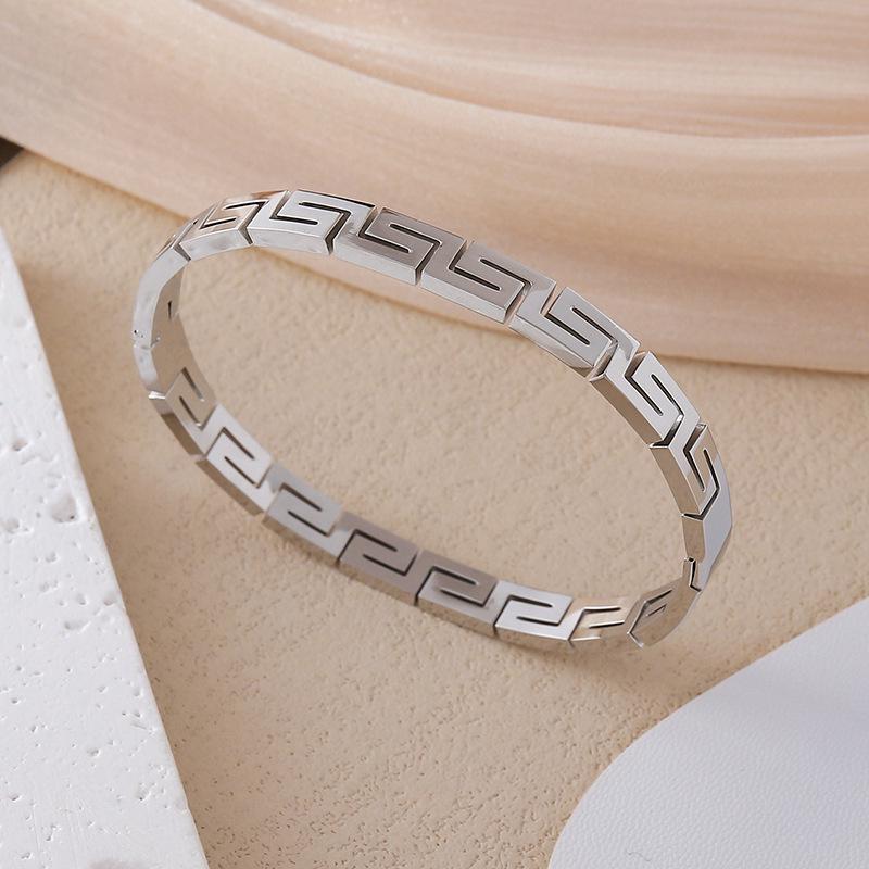 18K Gold-Plated Titanium Steel Great Wall Pattern Hollow Bracelet