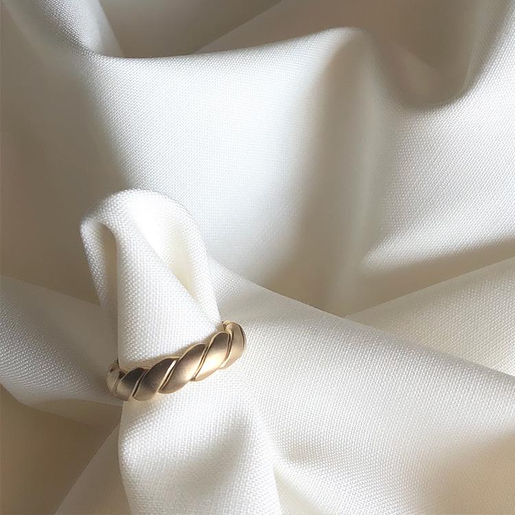 Korean Dongdaemun Retro Twist Metal Open Ring: Women's Versatile Cold Style Accessory