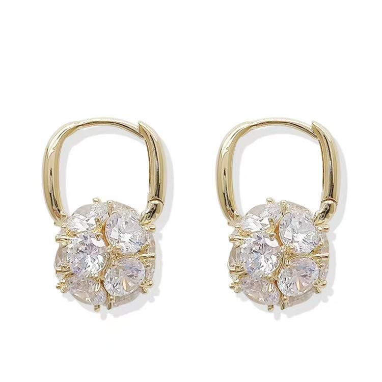 Elegante 3D Runde Kugel Zirkon Ohrklemmen: Vergoldete, anlaufgeschützte Hängeohrringe für Damen