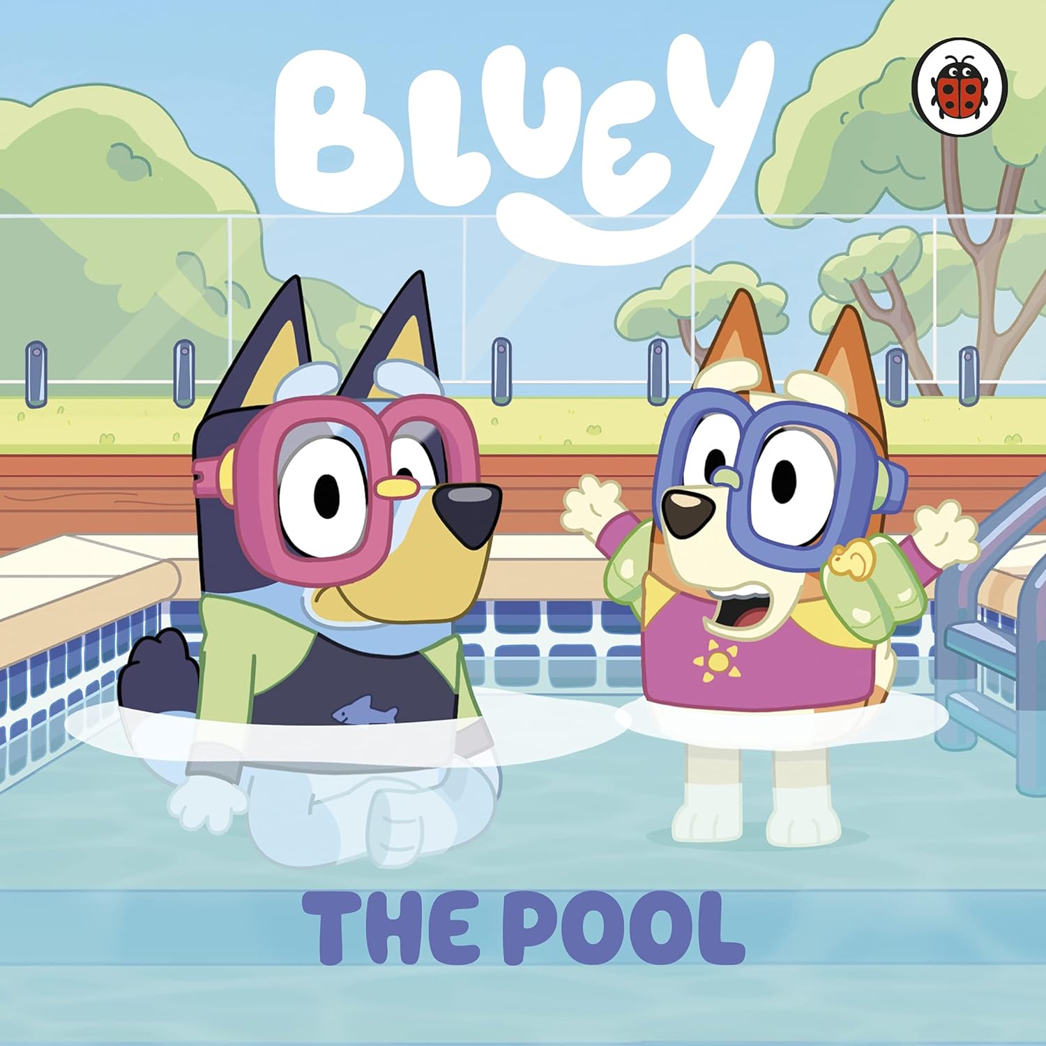 Bläulich. Der Pool