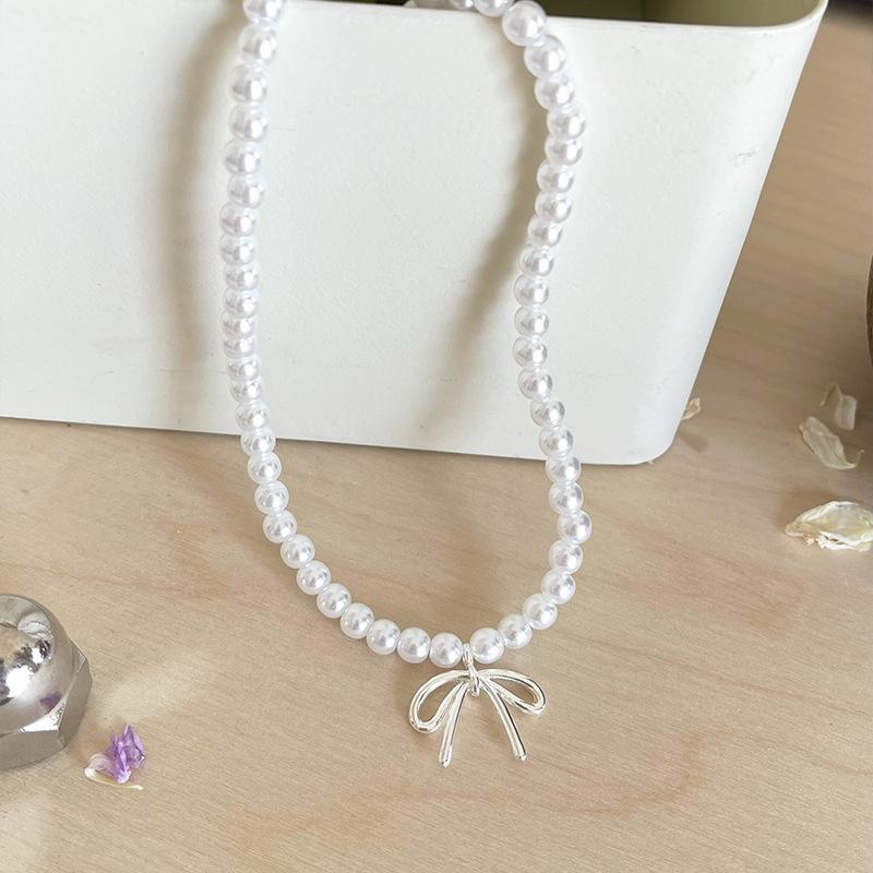 Pearl Bow Women s Fashionable Clavicle Necklace - Luxurious, Versatile, Trendy, Light and Stylish