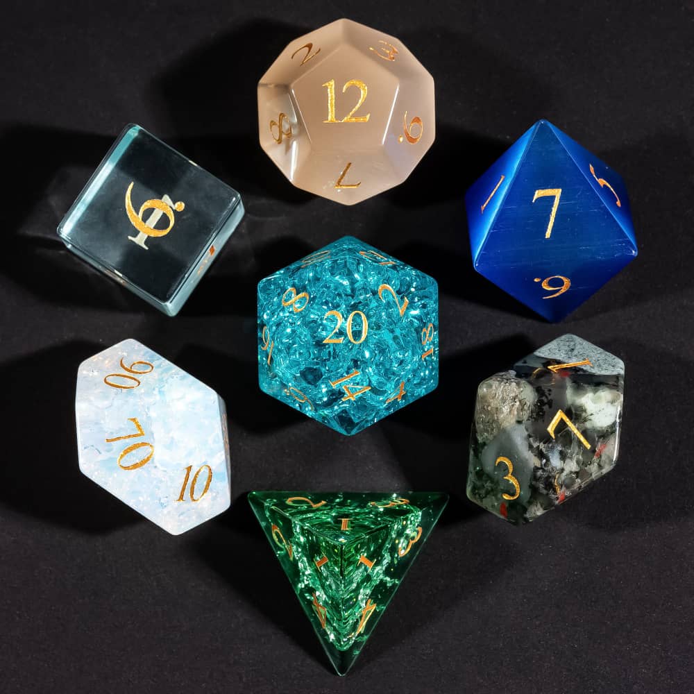Cusdie 7er Pack Stein Glas DND Würfel Zufällige Farbe Edelstein Würfel Set D4 D6 D8 D10 D% D20 Polyedrische Würfel für Brettspiel Sammlung