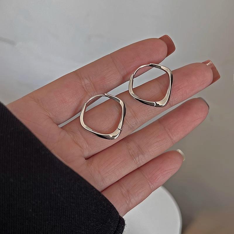Minimalist Geometric Möbius Rhombus Earrings - Versatile Simple Ins Style for Women
