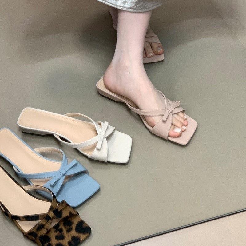 Mode Ein-Wort-Schlepp 2025 neuer Sommer Oberbekleidung Schleife Pendler kleine coole Hausschuhe Damen Komfort