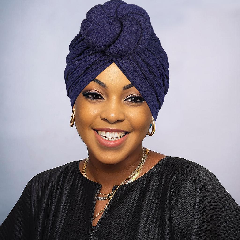 Africké módní uzlování, lehký luxus, přehnaný styl, ruční svatba, důležité příležitosti nošení šátků, klobouků a