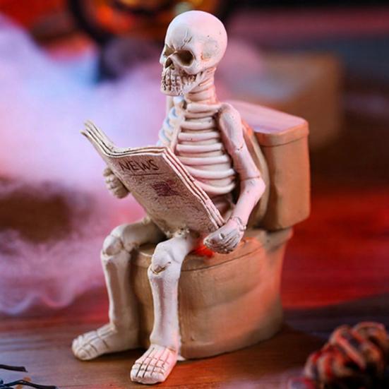 Skeleton Sitting on Toilet Figurine Resin Skull Reading Newspaper Statue Funny Gothic Bathroom Accessory for Halloween Home Bar Decor