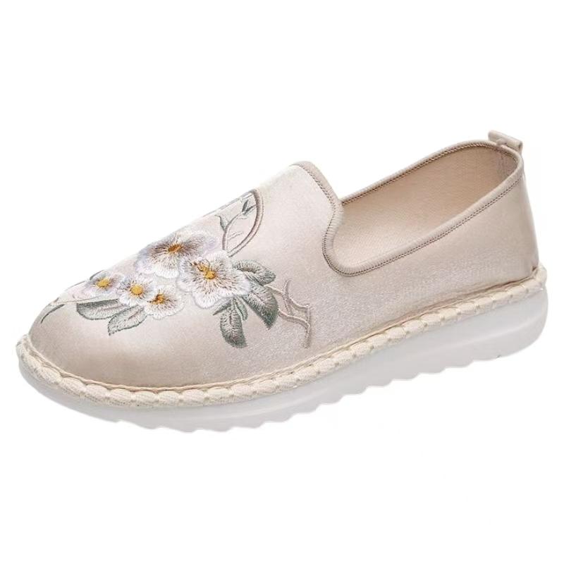 

Woman Flat Sole Silk Embroidered Shoes Spring Autumn New Soft Sole Breathable Round Toe Slip On Ethnic Style Casual Cloth shoes 35 бежевый