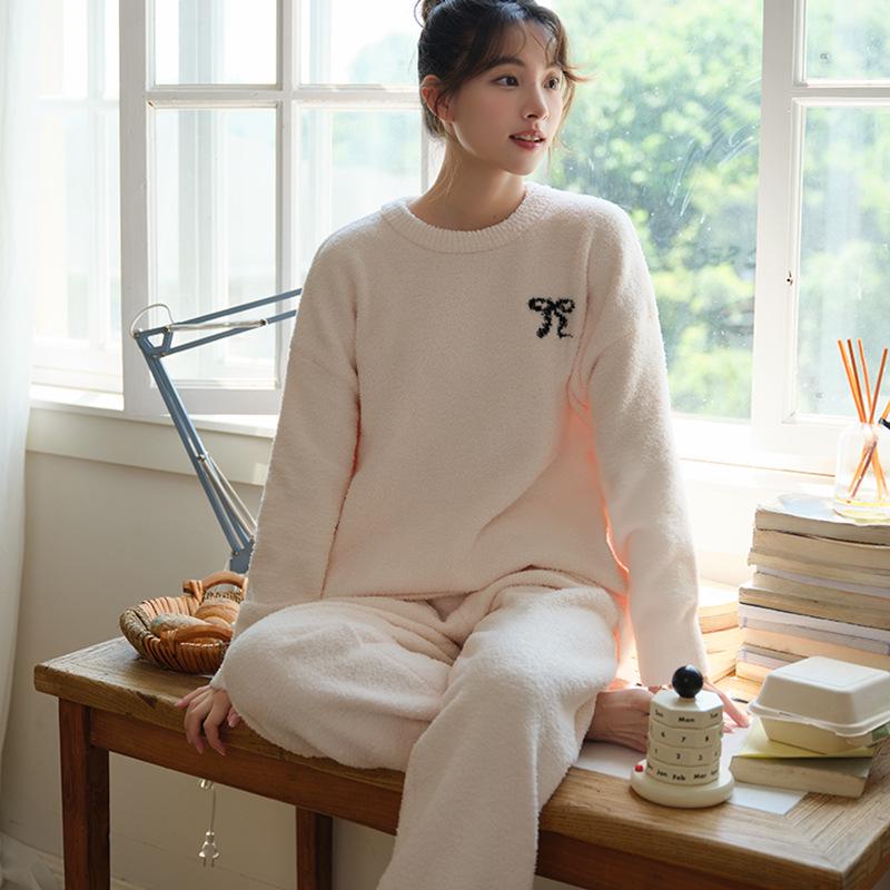 

Женская мягкая полубархатная утолщенная пижама с бантом - высококачественный повседневный, удобный, свободный, эластичный домашний костюм One Size (45-75kg)