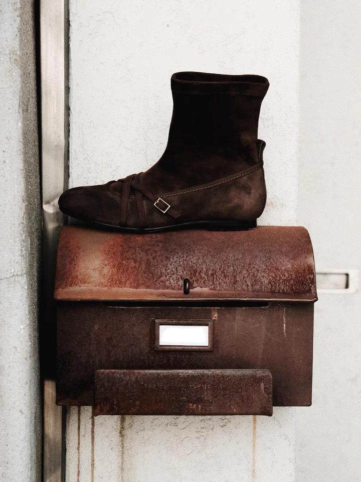 

Korean version niche design lapel two wear small square head Martin boots women s 2025 thick heel Chelsea thin boots short boots 40