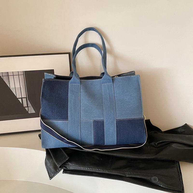 

Новая женская сумка большого объема из денима с контрастной лентой, портативная, на плечо, через плечо светло-синий