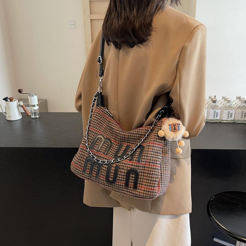 

Повседневная сумка-тоут с контрастным цветом под мышкой, женская, осень-зима 2025, новая, в стиле ретро, модная, большой вместимости, для поездок на работу, на плечо 30*15*25