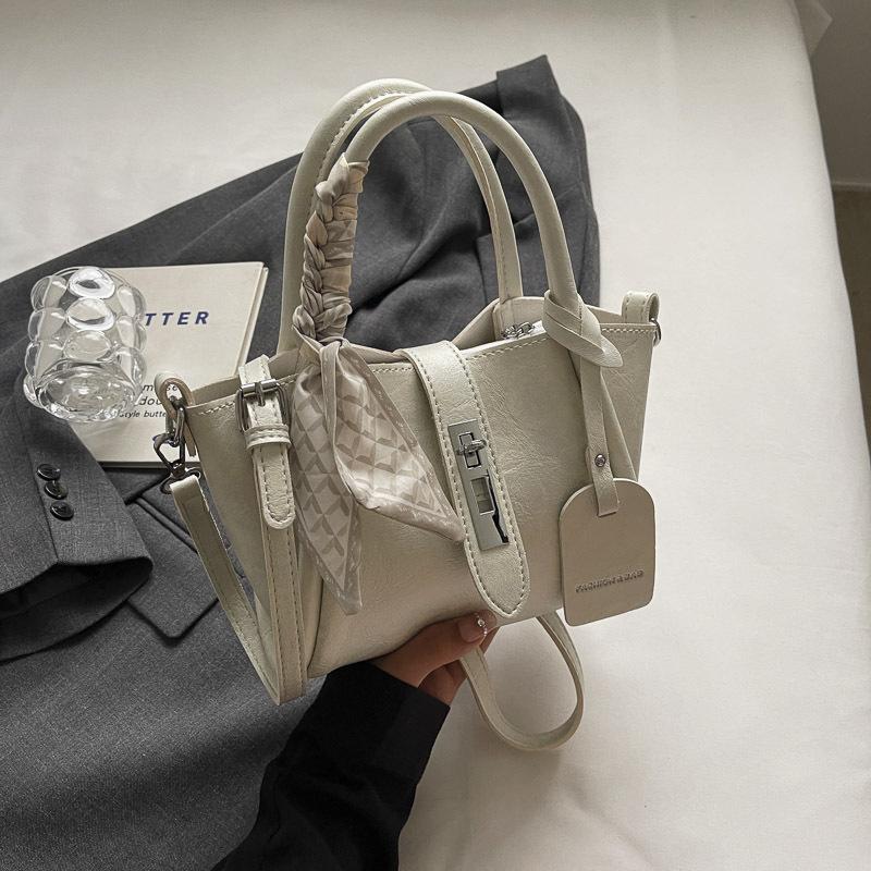 

This year, the popular shoulder bag women s 2025 new textured foreign style hand carry messenger bag Korean version of niche literary bucket bag серебряный