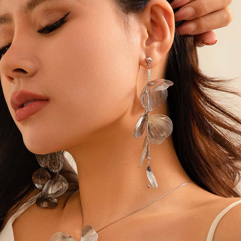 Fashion Long Tassel Petal Drop Earrings for Women Luxury Metal Crystal Hollow Flower Temperament Earrings Wedding Zircon Gifts