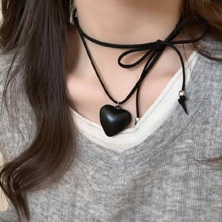 Fashionable Resin Heart Choker with Velvets Tie Adjustable Length Neckchain for Women Eye Catching Sweater Chain Jewelry