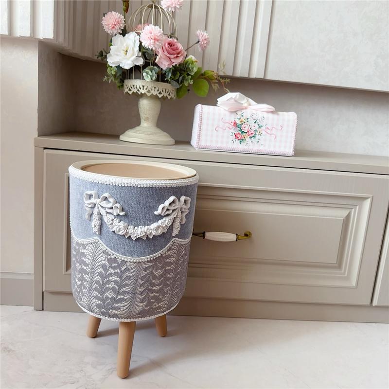 

Мусорное ведро в стиле ретро с кружевом, ведро с тиснением в виде цветка, мусорное ведро для ванной комнаты, мусорное ведро для гостиной, круглая откидная крышка с высокими ножками 22x22x35cm