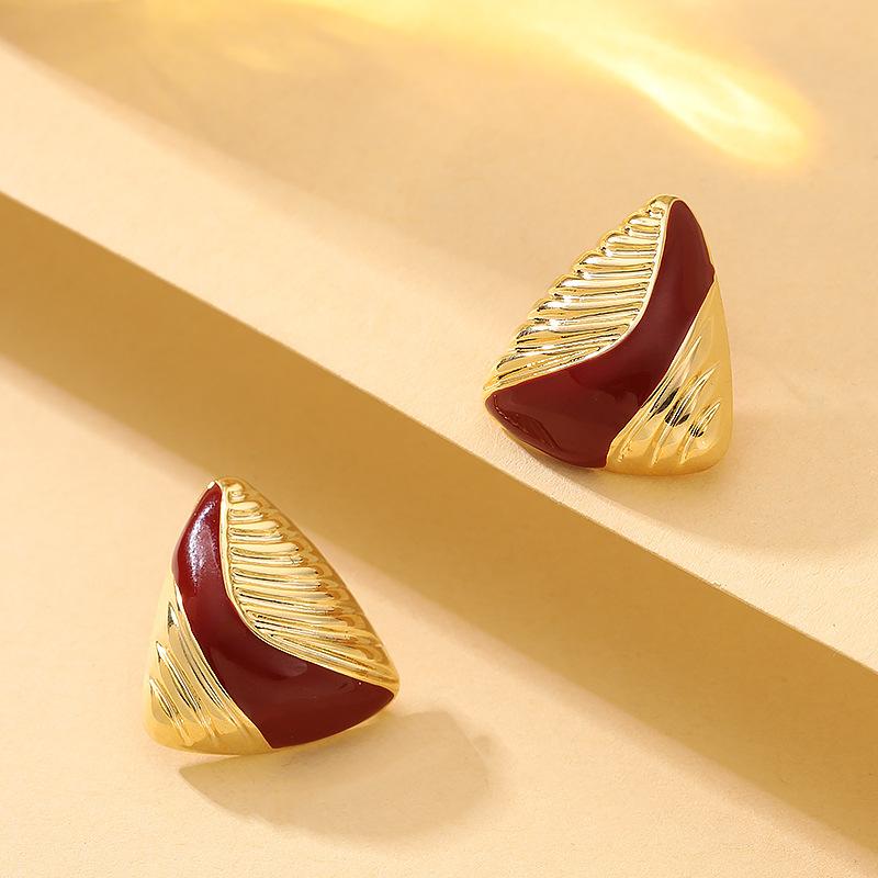 

European and American fashion exquisite simple drop glaze geometric triangle stud earrings fashionable personality high-end versatile earrings красный